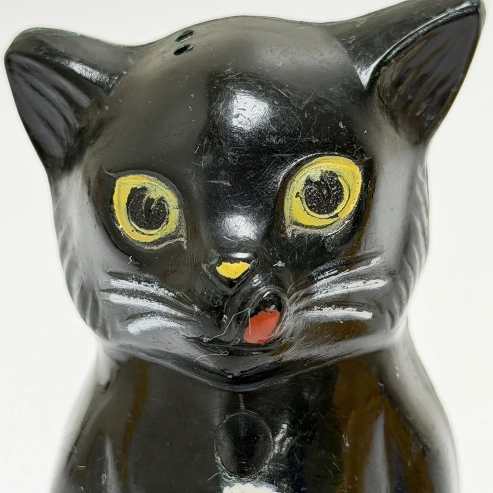 Vintage 1950s Plastic F&F Mold & Die Works Cat & Dog Salt & Pepper Shakers USA